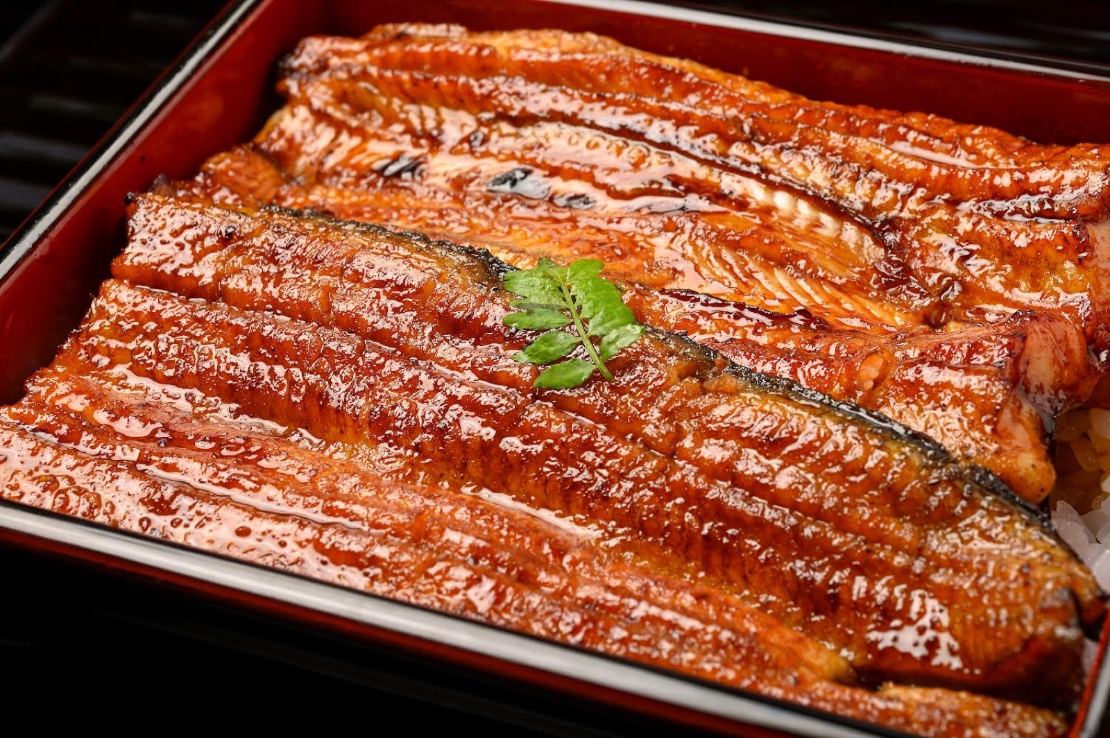 重箱に並んだ共水うなぎの蒲焼