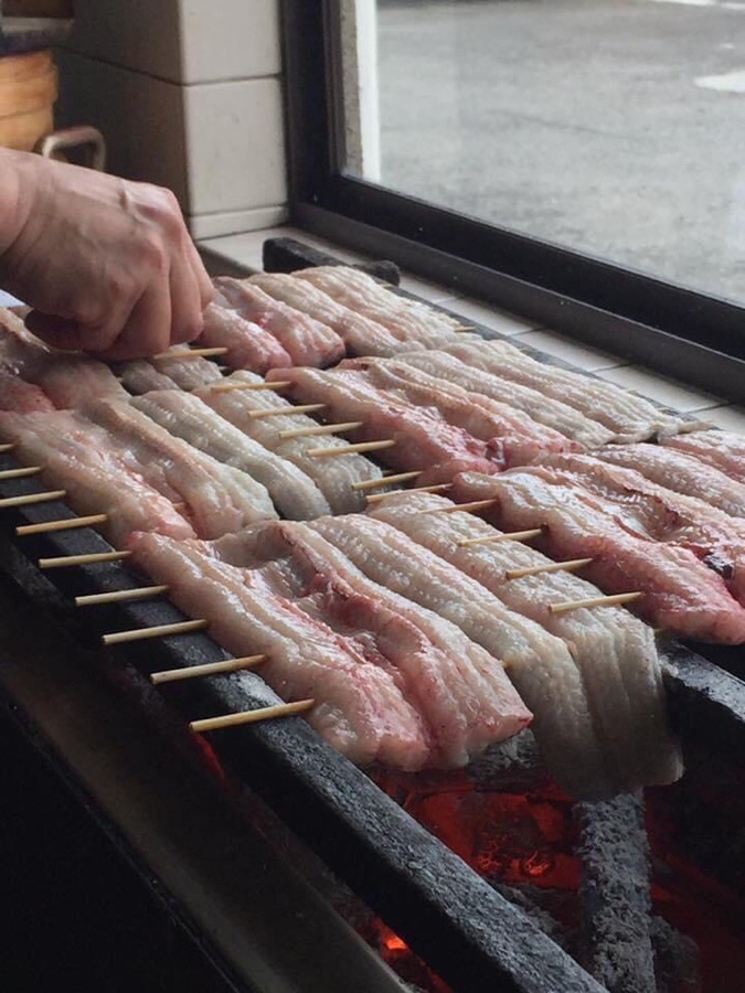 炭火で焼き上げるうなぎ
