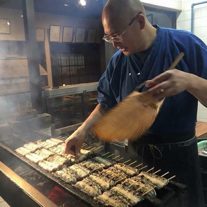 うなぎを焼く四代目店主